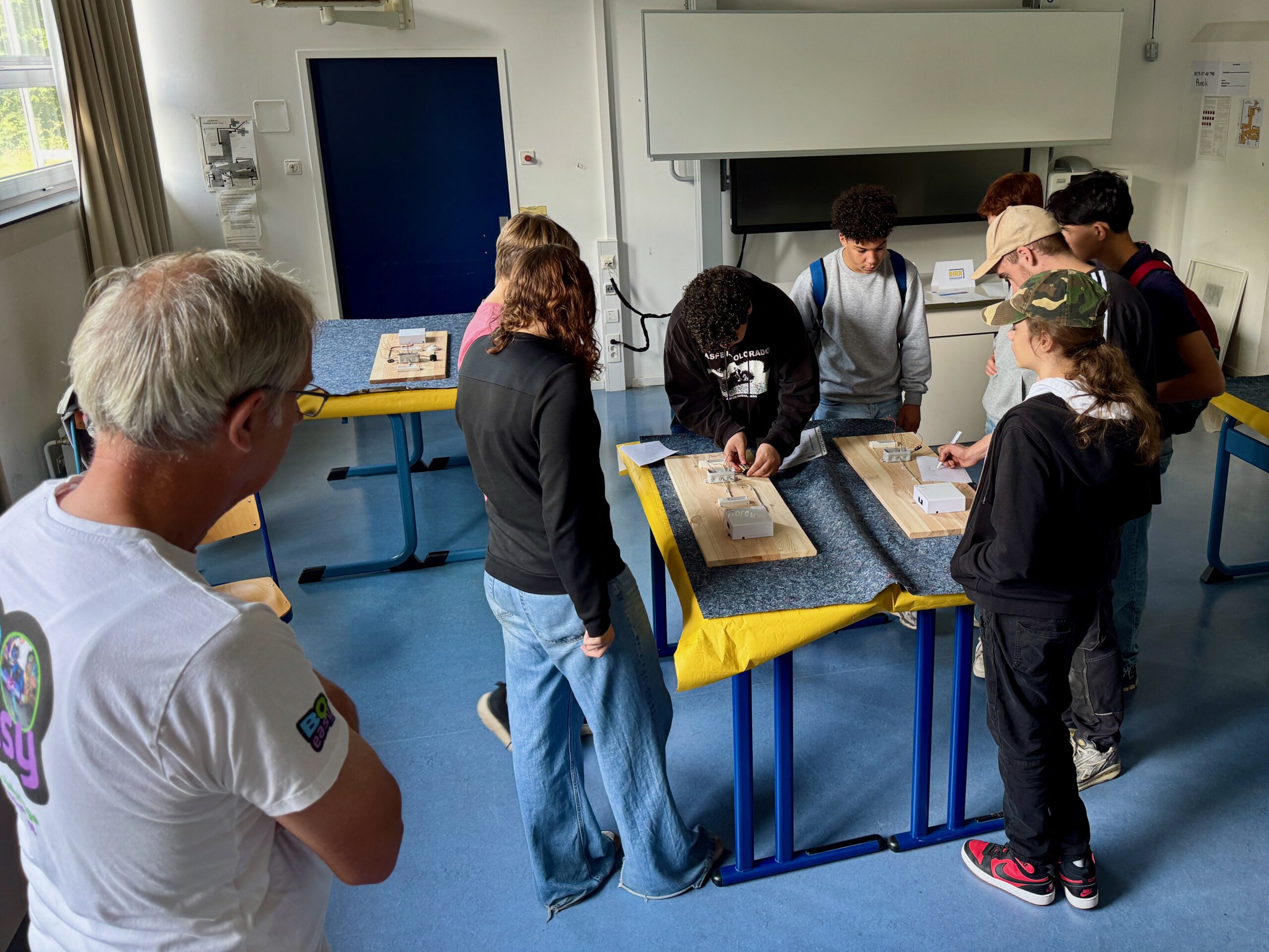 Jugendliche probieren Berufe praktisch aus beim BOeasy-Berufeparcours